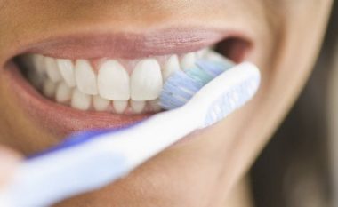 Tre gabimet më të zakonshme që bëni kur lani dhëmbët