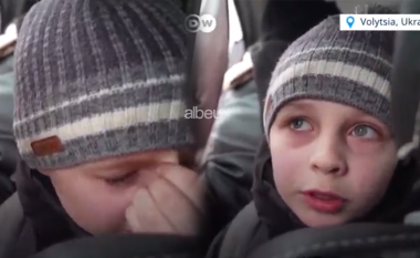 “Babain e lamë në Kiev, do ndihmojë heronjtë tanë”, lotët e vogëlushit që prekën botën (VIDEO)