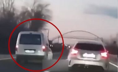 Manovra të rrezikshme në rrugë, si e pëson drejtuesi i “Opelit” në Durrës (VIDEO)