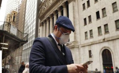 Nga nesër, Nju Jorku heq detyrimin për të mbajtur maskë në ambiente të mbyllura