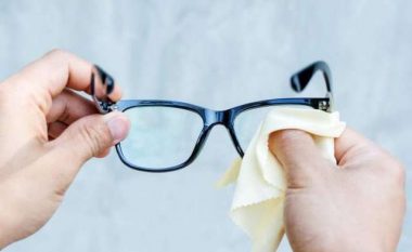 Mos i ndërroni syzet, këto janë disa mënyra për të hequr gërvishtjet nga xhami