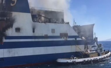 Zjarri në tragetin e linjës Greqi – Itali, dy anije të forcës detare shqiptare i vijnë në ndihmë për shuarjen e flakëve