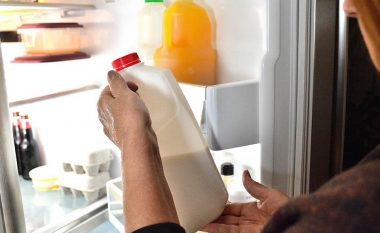 A e dini sa mund të rezistojë në frigorifer qumështi dhe produktet e tij