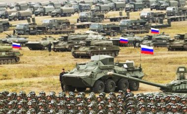SHBA: Mund të ketë bombardime gjatë natës, Putini ka mbledhur 190 mijë ushtarë përballë Ukrainës