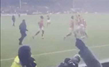 E turpshme, tifozi i Leicesterit godet lojtarin e Forest pasi shënoi golin (VIDEO)