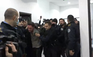 Protesta brenda zyrave të ZRRE-së, arrestohet Dardan Molliqaj