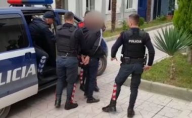 “Tapë” në timon dhe tentoi të korruptonte policinë, e pëson keq i riu në Durrës