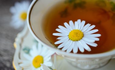Niseni ditën me çaj kamomili, ja përfitimet për shëndetin