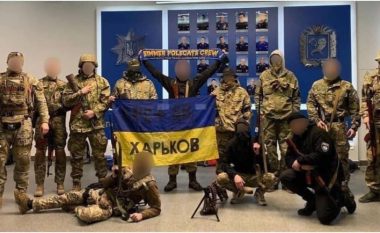 Tifozët e dy klubeve të njohura ukrainase i bashkohen luftës kundër Rusisë (FOTO LAJM)