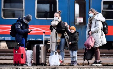 Pak “dritë” për refugjatët ukrainas, BE po përgatitet t’u japë të drejtën për të qëndruar dhe punuar deri në tre vite
