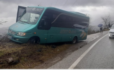 Autobusi me pasagjerë del nga rruga në “Kthesën e Murrashit”, shmanget një tjetër tragjedi