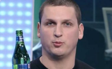 Analisti rus i habit të gjithë, nxjerr shishen live në emision dhe ngre dollinë e veçantë (VIDEO)