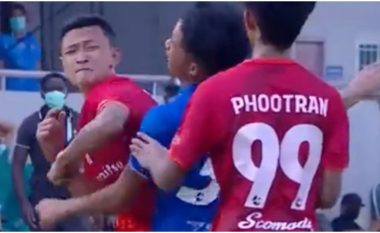 Futbolli kthehet në Muay Thai, lojtari godet kundërshtarin rëndë dhe përjashtohet nga klubi (VIDEO)
