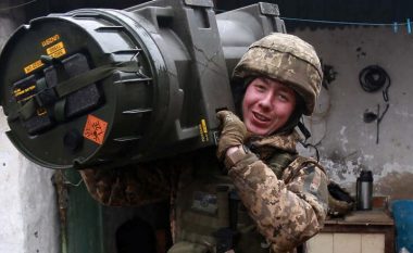 Ushtari ukrainas pretendon se me armën anti-tank NLAW, mund të shkatërrojë 5 tanke ruse për 5 minuta