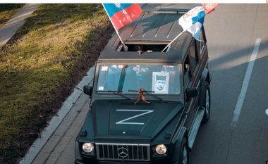 Me makina nëpër rrugë, serbët vazhdojnë të habisin me mbështetjen ndaj Putin (FOTO LAJM)