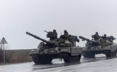 Albeu: Kamuflimi i ushtrisë ruse, fusin armatim në kamionët e ndihmës së parë, zbulohen nga ukrainasit (VIDEO)