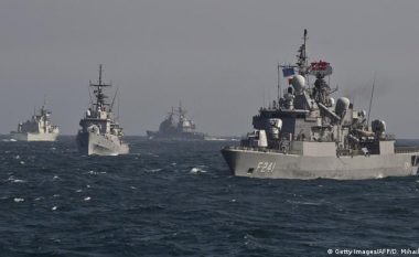Ashpërsohen luftimet, anijet ruse bombardojnë brigjet rreth Odessa-s