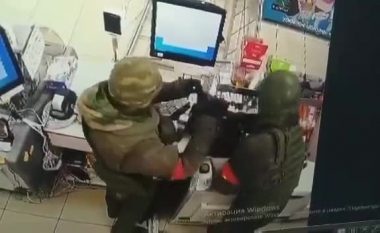 “Nuk janë ushtri, por bandë kriminale”, rusët e armatosur mbushin çantat në supermaket (VIDEO)