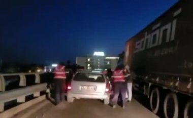 Protestuesit në Durrës paralizojnë qarkullimin në hyrjen e portit, bllokohen kamionët dhe automjetet (VIDEO)
