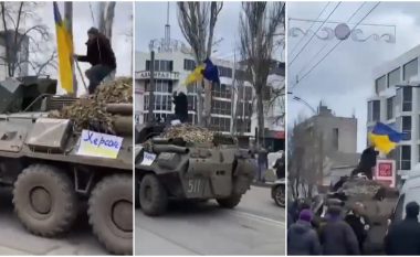 Qytetari hipën mbi blind dhe valëvit flamurin ukrainas para ushtarëve rusë (VIDEO)