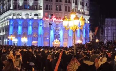 Maqedonia e Veriut vazhdon ëndrrën, mijëra tifozë festojnë në rrugët e Shkupit (VIDEO)