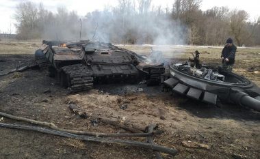 Të shkatërruar dhe pa kokë, si ushtria ukrainase po shkaterron tanket ruse (FOTO LAJM)