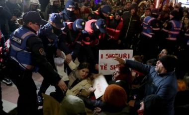 Tejmbushen burgjet me protestues, 15 prej tyre transportohen në Elbasan