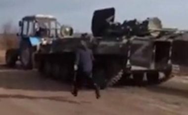 Fermeri vjedh makinën e blinduar ruse duke e tërhequr me traktorin e tij (VIDEO)
