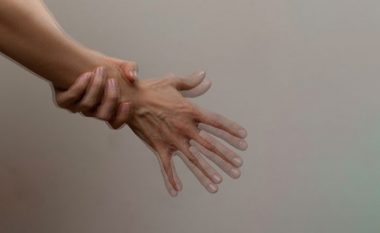 Duhet apo jo të shqetësoheni nga “dridhja” e shpeshtë e duarve? Eksperti ndan dilemën