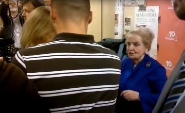 “Ti je kriminel lufte, dil jashtë”, momenti kur Albright bëri “për një lek” aktivistët pro-serbë në Pragë (VIDEO)