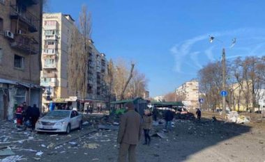 Mbetjet e raketës që goditën Kievin vrasin një ukrainas dhe plagosin 6 të tjerë