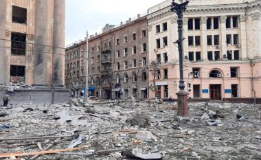 6 të plagosur nga shpërthimi i zyrave të qeverisë në Kharkiv, Zelensky: Kim lufte, u shënjestruan qëllimisht civilët