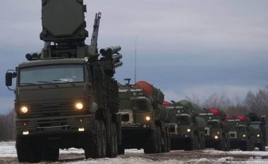 Mediat ukrainase ngrenë alarmin: Kolonë mjetesh ushtarake në kufirin Bjellorusi-Ukrainë
