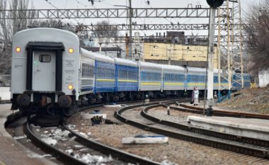 Pezullohen lidhjet hekurudhore mes Ukrainës dhe Bjellorusisë