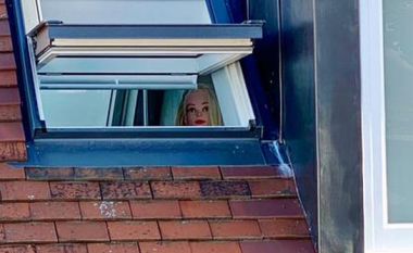 Çifti padit fqinjin, vendosi manekin në dritare për t’i përgjuar në dhomën e gjumit (FOTO LAJM)