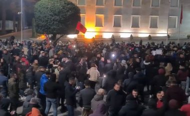Albeu: Protesta merr kthesë, protestuesit ndyshojnë drejtimin e marshimit: Nuk keni pranga mjaftueshëm