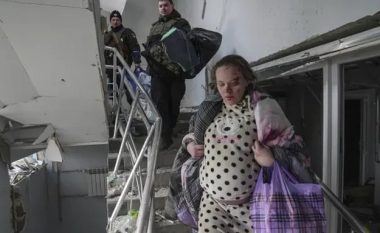 I shpëtoi bombardimeve të rusëve, gruaja sjell në jetë engjëllin e saj