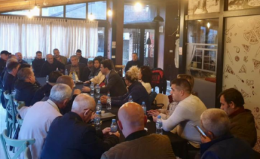 Lulzim Basha nuk dorëzohet, takohet me demokratë të degës nr.2 në Tiranë