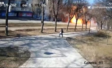 Momenti kur bomba shpërthen në Kiev, qytetari shokohet (VIDEO)