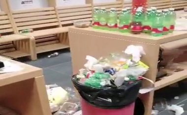 Plehra, rrëmujë dhe kaos, si i la Italia dhomat e zhveshjes pas humbjes (VIDEO)