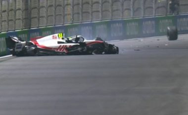 Panik për djalin e Schumacher, aksidentohet dhe bllokohet në makinë (VIDEO)