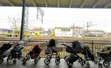 Gjesti emocionues, nënat polake lënë në stacion karrocat e fëmijëve si ndihmë për të vegjlit ukrainas
