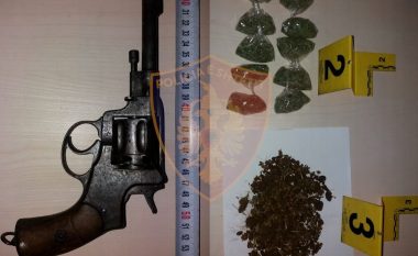 Armë, fishekë e lëndë narkotike, arrestohet 37-vjeçaari në Cërrik