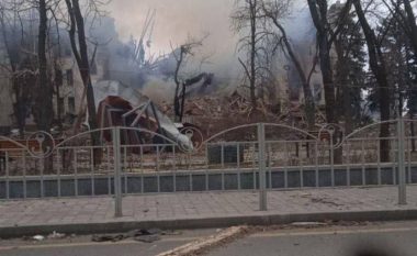 Strehoheshin 1 mijë civilë, rusët bombardojnë teatrin në Mariupol (FOTO LAJM)