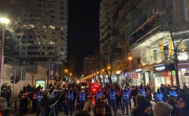 Zhvendoset protesta, qytetarët bllokojnë urën në hyrje të ish-Bllokut (VIDEO)