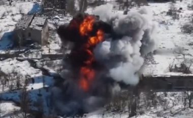 Momenti kur tanku rus “zhytet” në flakë pas një shpërthimi në Ukrainë (VIDEO)