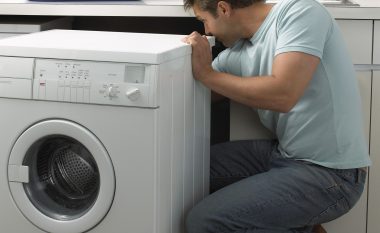 Arsyet pse lavatriçja juaj “tundet” dhe si ta zgjidhni këtë problem