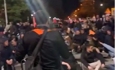 Qytetarët nuk e ndalin protestën, të shtrirë në tokë bllokojnë qarkullimin (VIDEO)