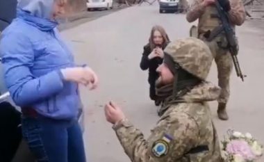 Luftë dhe dashuri në Ukrainë, ushtari i bën propozimin epik të dashurës mes armëve (VIDEO)