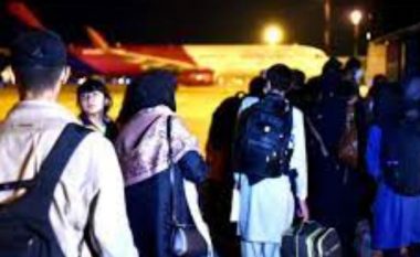 Afganët e strehuar në Lezhë largohen nga Shqipëria